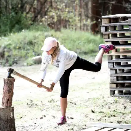 Валерия от „Фермата“ цепи дърва  като корав дървосекач