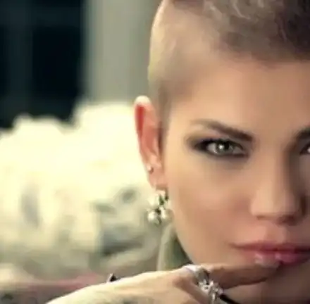 Върнаха книжката на Жана, тормозят новия собственик на телефона й