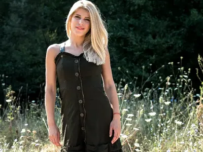 Вдовицата Виолета сваля влюбения Алек (Фермерите я нарочиха заради любовния триъгълник с Валерия)