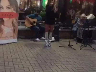 Вяра Атова стана улична певица! Изнесе уникална по рода си акустична премиера