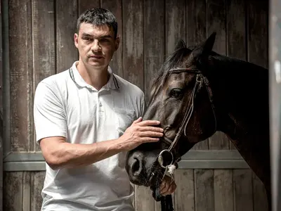 Владо Николов се научи да дои