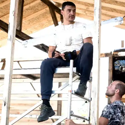 Владо Николов се научи да дои