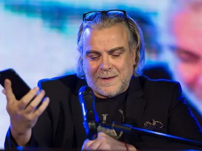 Владо Пенев заприлича на клошар (Актьорът ходи брадясал и неподстриган)