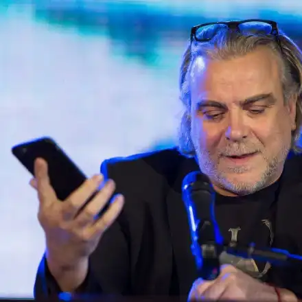 Владо Пенев заприлича на клошар (Актьорът ходи брадясал и неподстриган)