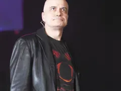 Дългия намразил рождените си дни, след като бил зарязан от голямата си любов Маги