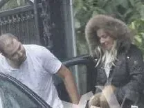 Този мъж ли смени Рачков в леглото на Мария Игнатова? Водещата се усамотява с младия мачо в палата си в Драгалевци (Папарашки снимки)