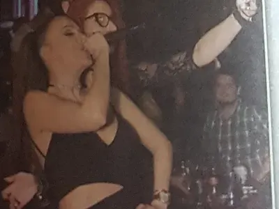 Запазена марка! Галена се награби с горещи мацки в дискотека (Снимки)
