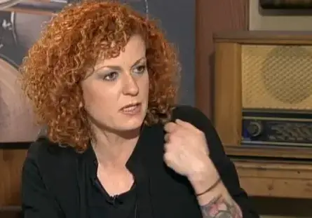 Зла служителка съблече дибидюс Люси Дяковска на летището (Скандални подробности)