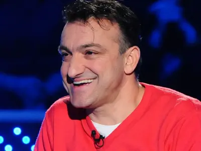 Зуека нае студент да гледа сина му (Комикът има пълно доверие на младежа)