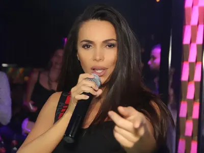 Алисия кърка на сцената! Удари няколко шота с премрежен поглед (Фото)