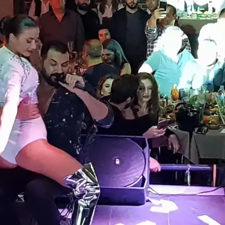 Азис тръгна по жени