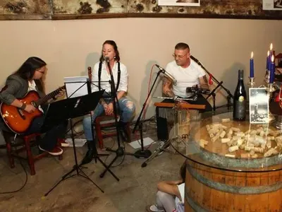 Барабанистът на Сигнал заряза жена си заради 32 г. по-млада