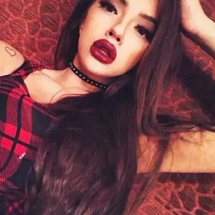 Дара изду бюст (Певицата се фука с огромни силиконови импланти)