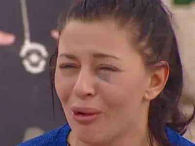 Дебора тръгна с охрана след побоя