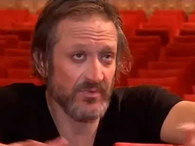 Деян Донков бори махмурлука със зелев сок (Актьорът спука гума на велосипеда си)