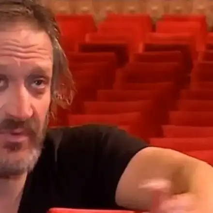 Деян Донков бори махмурлука със зелев сок (Актьорът спука гума на велосипеда си)