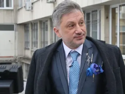 Денди  тръгна с маншон и кожено палто посред лято