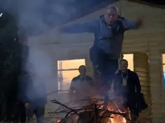 Финци от „Фермата“ скочи в огън