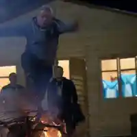 Финци от „Фермата“ скочи в огън