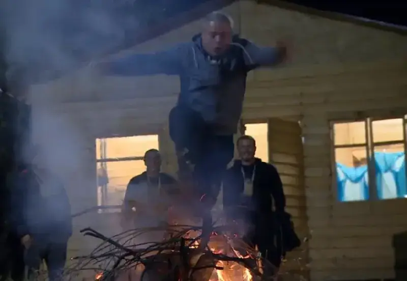 Финци от „Фермата“ скочи в огън