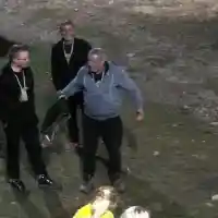 Финци от „Фермата“ скочи в огън