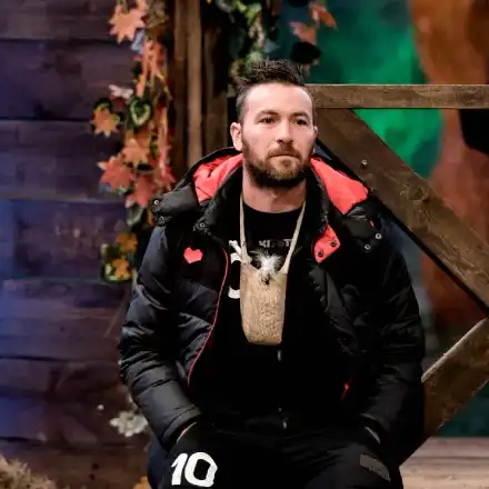 Футболистът Алек оцеля на дуела в шоуто, връща се при Валерия