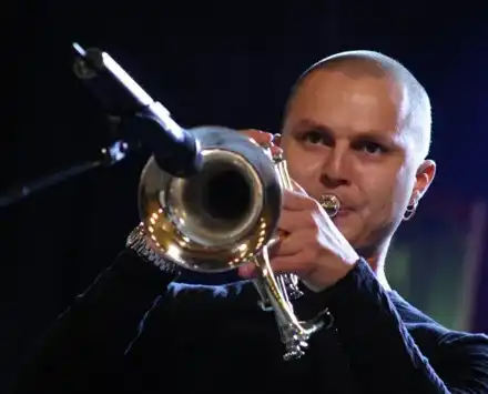 Гъмзата заряза жена си!