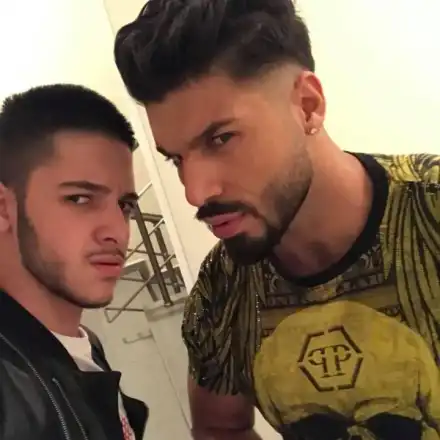 И братът на Фики пропя (Емрах Стораро пее чалга по детски купони)