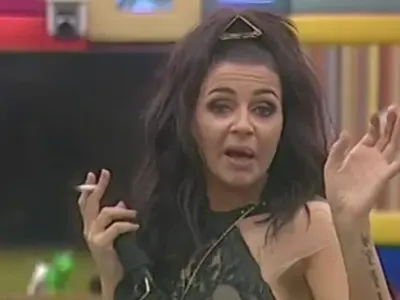 Изцепките на Дебора - Царски я тикнал в клиника за пияници, стреляли по нея, подпалила дома си! (Подробности)