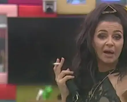 Изцепките на Дебора - Царски я тикнал в клиника за пияници, стреляли по нея, подпалила дома си! (Подробности)