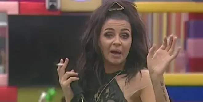 Изцепките на Дебора - Царски я тикнал в клиника за пияници, стреляли по нея, подпалила дома си! (Подробности)