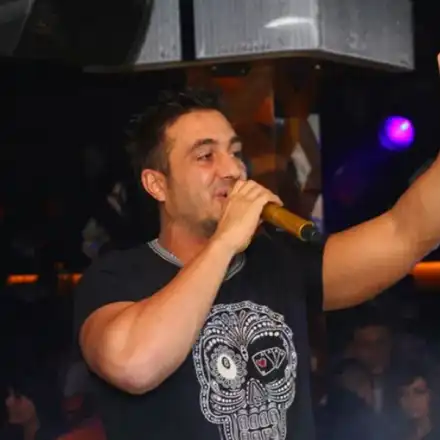 Коцето тръгна с охрана по участия