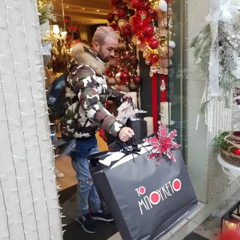 Кой води модела Атанас Ребреев на шопинг в Солун? Гръцка звезда ли е новото му гадже?