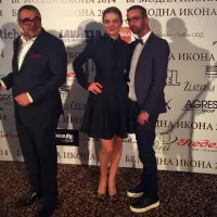 Кой води модела Атанас Ребреев на шопинг в Солун? Гръцка звезда ли е новото му гадже?