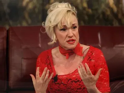 Лорд Минчев сече наред: Григор облечен като ватман, Сашка е облякла лакомо червено, червилото на Нелина като фреш, отличен моден дебют на Тамара + още и снимки