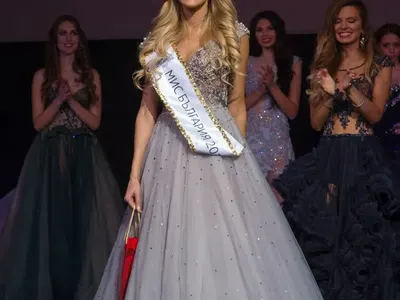 Лорд Минчев сече наред: Григор облечен като ватман, Сашка е облякла лакомо червено, червилото на Нелина като фреш, отличен моден дебют на Тамара + още и снимки