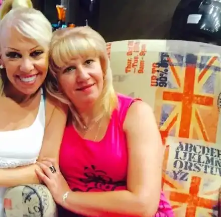 Луна бие сестра си с плоча на Лили Иванова, каката още носи белег между веждите си