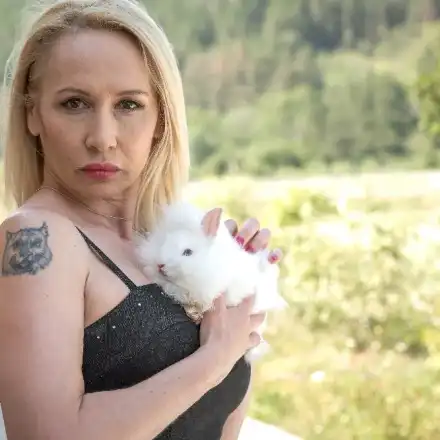 Марина от „Фермата“ хвърля сутиена, за да спечели шоуто