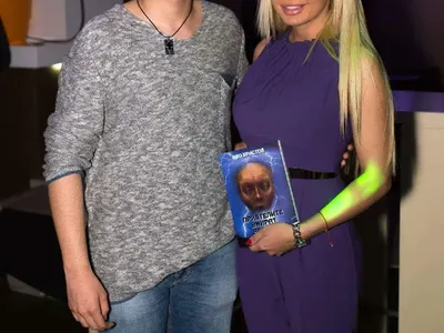 Мис Силикон застава зад бг Стивън Кингсмен ( Писателят Иво Христов спешно трябва да замине в Германия след седмица)