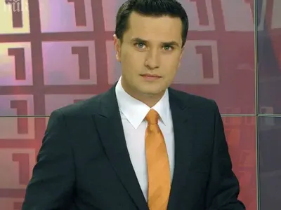 На левия бряг ли е звездата на БНТ? Хванаха Георги Любенов с нежно момче