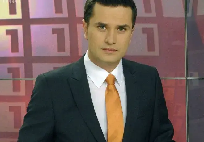 На левия бряг ли е звездата на БНТ? Хванаха Георги Любенов с нежно момче