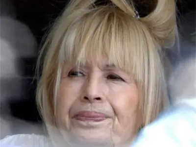 Обстрелват фенове на Лили Иванова с яйца