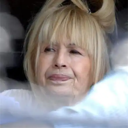 Обстрелват фенове на Лили Иванова с яйца