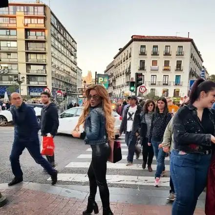 Плеймейтката Нора Недкова на шопинг в Испания преди финала на „Мис Плеймейт”