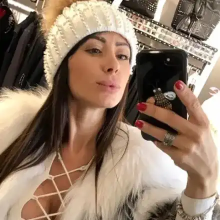 СКАНДАЛНО! Миската Мариана Маринова вози с мръсна газ невръстния си син, кара колата си без колан и говори по телефона