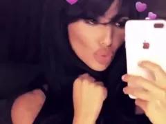 След драматично гласуване! 54% харесват НиЛо черна и с бретон (Снимки )