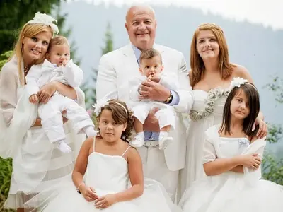 Стефан Шарлопов пръсна 100 бона за обеци на щерката! Зет му потъна вдън земя от срам (Вижте защо)