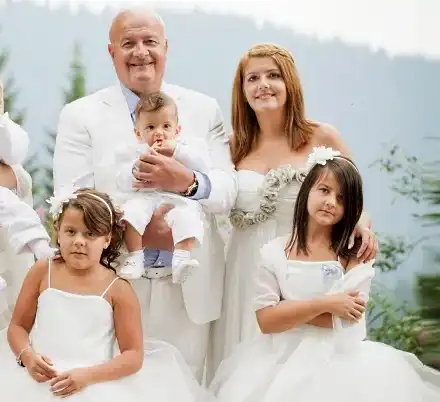 Стефан Шарлопов пръсна 100 бона за обеци на щерката! Зет му потъна вдън земя от срам (Вижте защо)