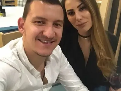 Тази мацка спря Тодор Неделев да рита за Марадона! (Горещи снимки)