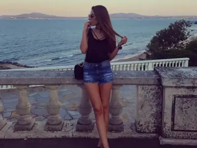 Тази мацка спря Тодор Неделев да рита за Марадона! (Горещи снимки)